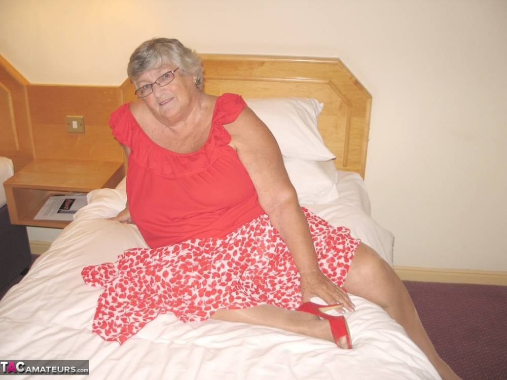 Fat British lady Grandma Libby toys her pussy on a bed in nylons and garters | Photo: 1022733