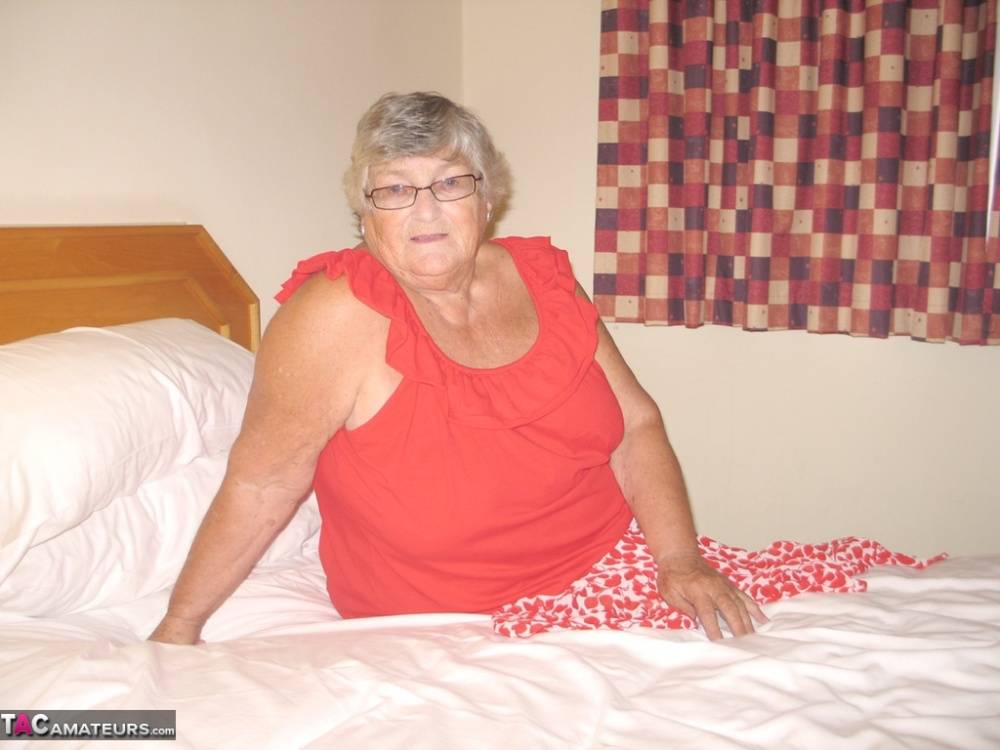 Fat British lady Grandma Libby toys her pussy on a bed in nylons and garters | Photo: 1022752