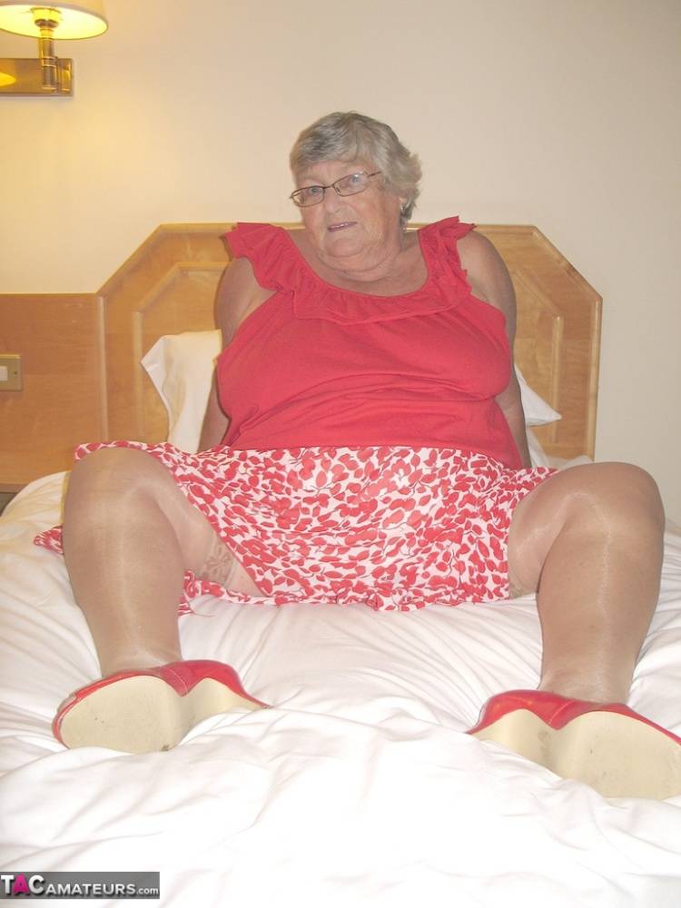 Fat British lady Grandma Libby toys her pussy on a bed in nylons and garters | Photo: 1022742