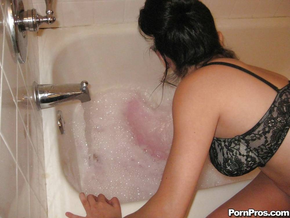 Latina ex-girlfriend Evie Delatosso showing off big natural tits in bathtub - #8