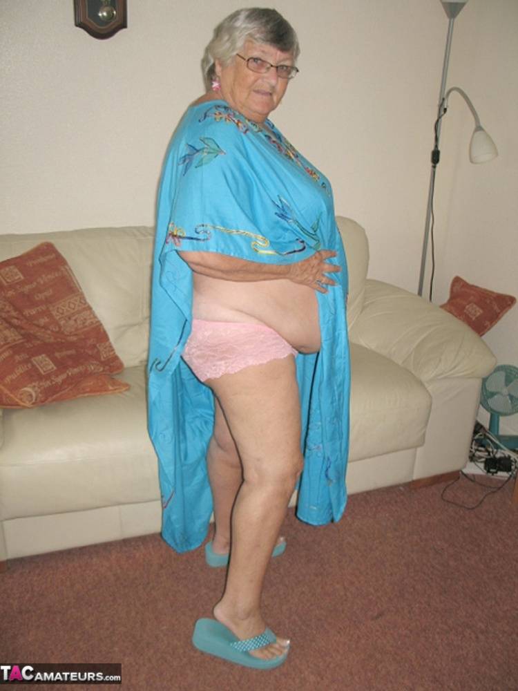 Obese nan Grandma Libby licks a nipples after taking off her pink panties | Photo: 1044325