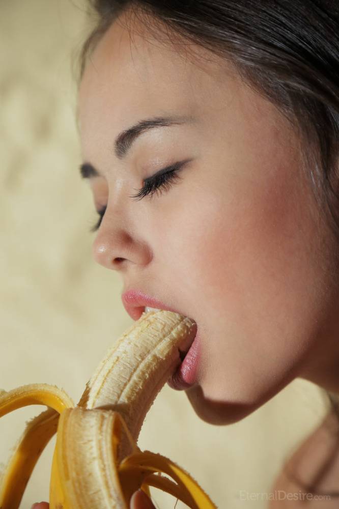 Sensation big tit teen Li Moon shows her sexy body as she eats banana - #10