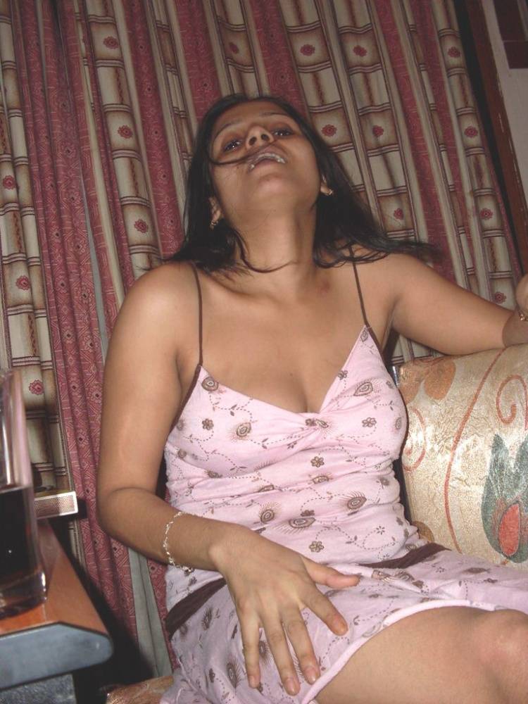 Indian female bares big naturals and butt while smoking a cigarette | Photo: 1105148