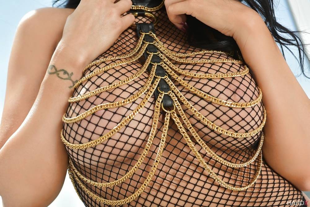 Curvaceous brunette pornstar Romi Rain shows off tattooed back and big boobs - #10