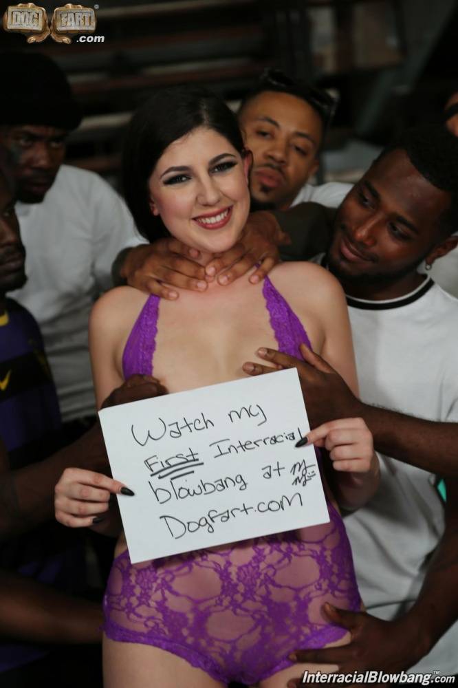 Petite white girl gets on her knees for an interracial blowbang | Photo: 1174271