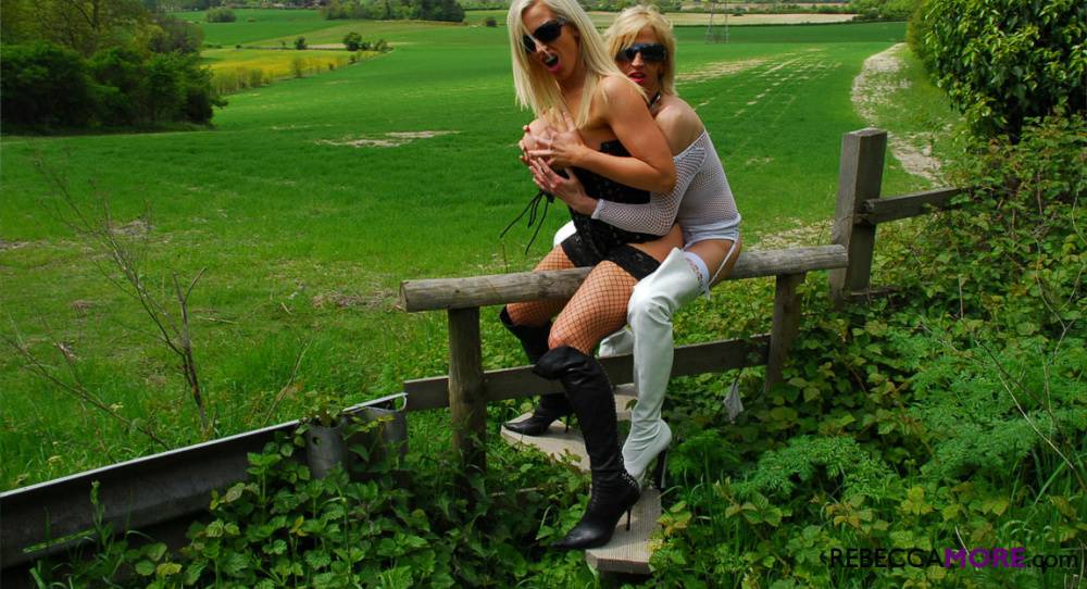 Blonde chicks wander around the countryside taking pees in sunglasses - #8