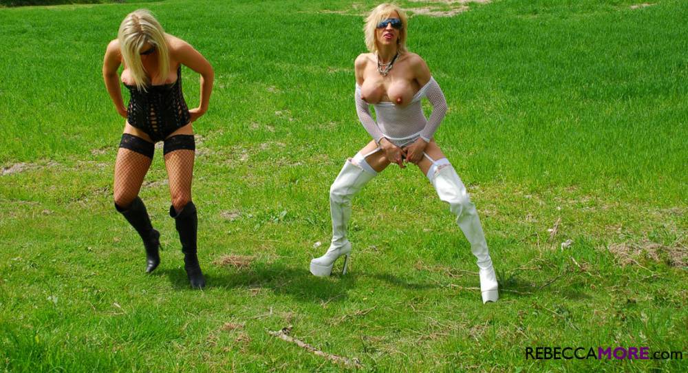 Blonde chicks wander around the countryside taking pees in sunglasses - #10