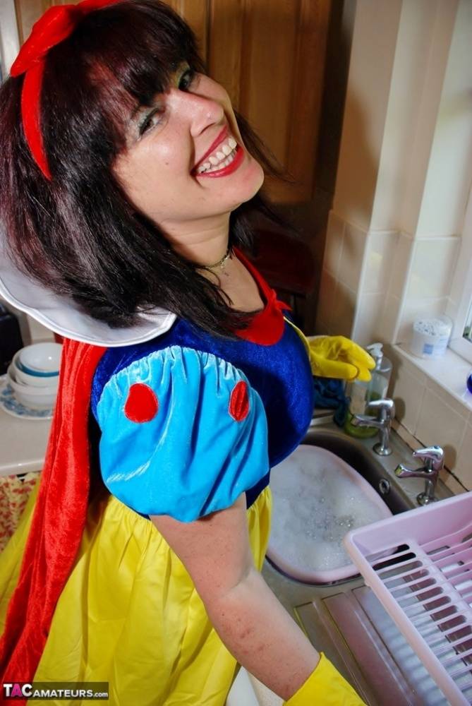UK amateur Juicey Janey frees her big butt and snatch from cosplay attire - #5