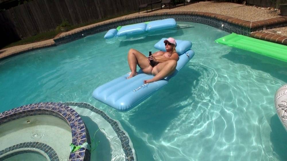 Fat amateur Dee Siren masturbates on an air mattress in a swimming pool - #5