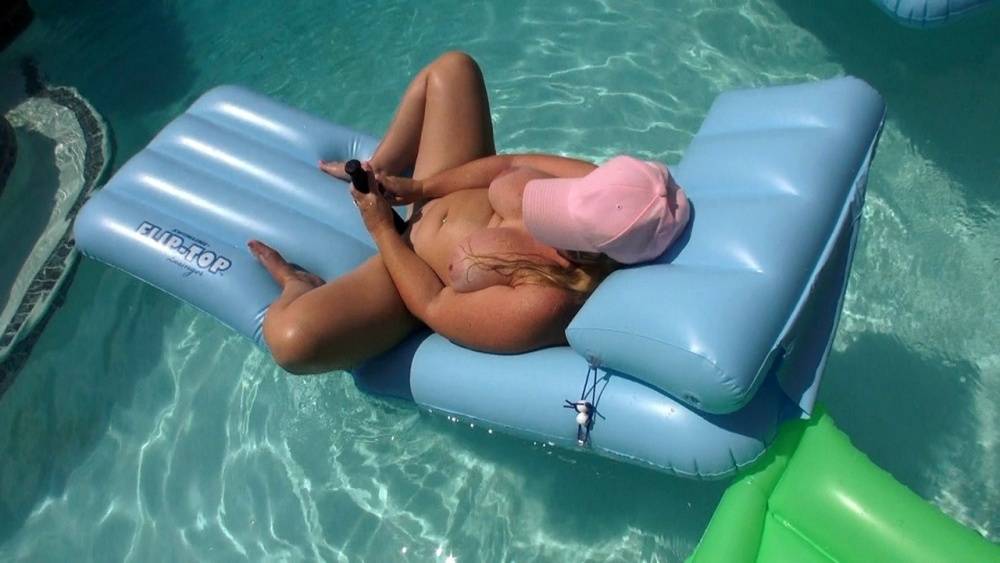 Fat amateur Dee Siren masturbates on an air mattress in a swimming pool - #10