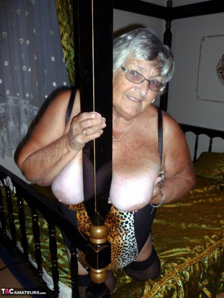 Old amateur Grandma Libby takes a big black dildo to her snatch on a bed | Photo: 1278434