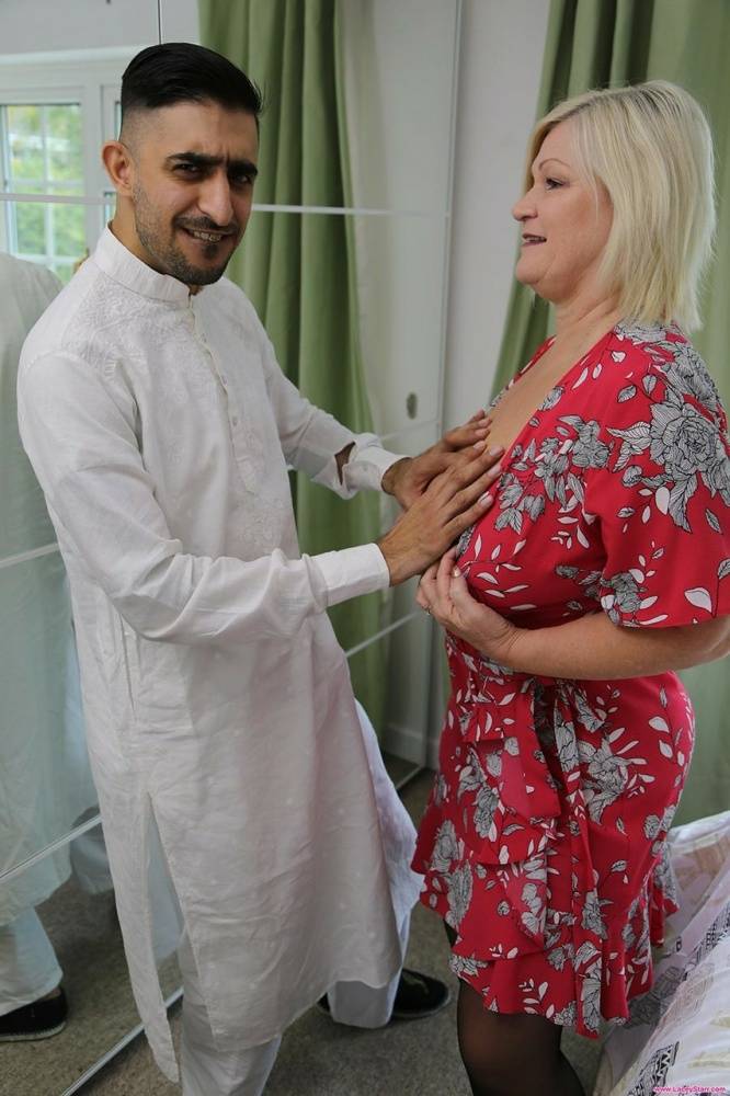 British granny Lacey Starr gets banged by a Muslim boy on her bed - #8