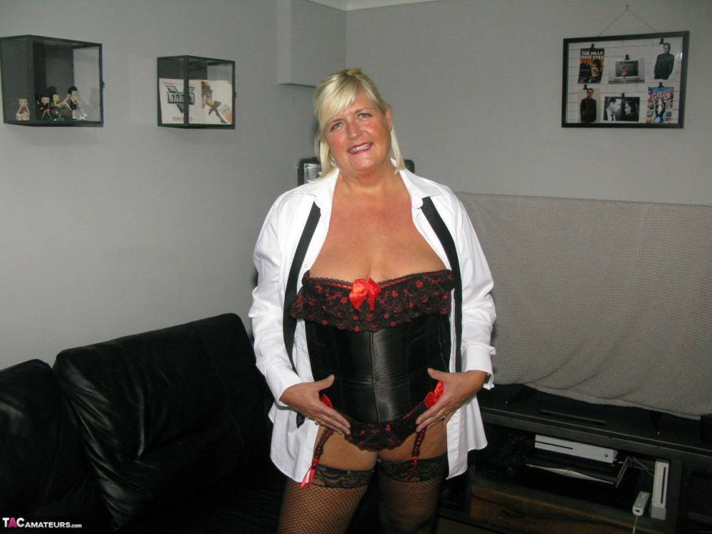Older amateur Chrissy Uk parts her pussy lips in a corset and nylons - #10