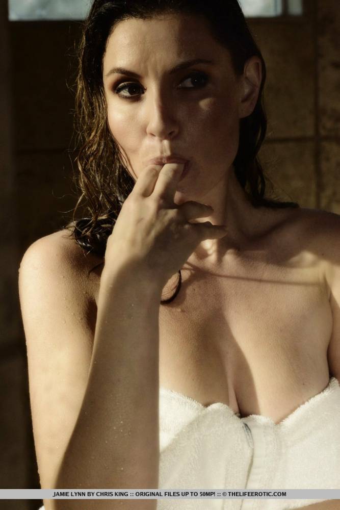 Horny MILF Jamie Lynn masturbates while alone in a shower - #2