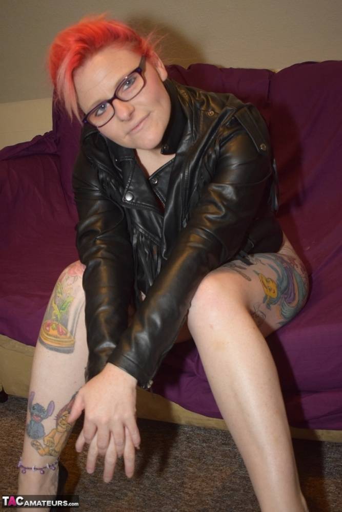 Thick redhead Mollie Foxxx frees her bald twat from leather pants and a thong | Photo: 1384172