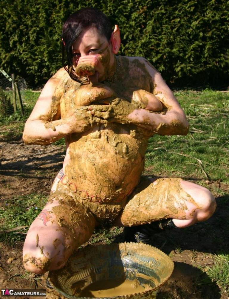 Thick amateur Mary Bitch drinks her own pee while playing in mud like a sow | Photo: 1388532