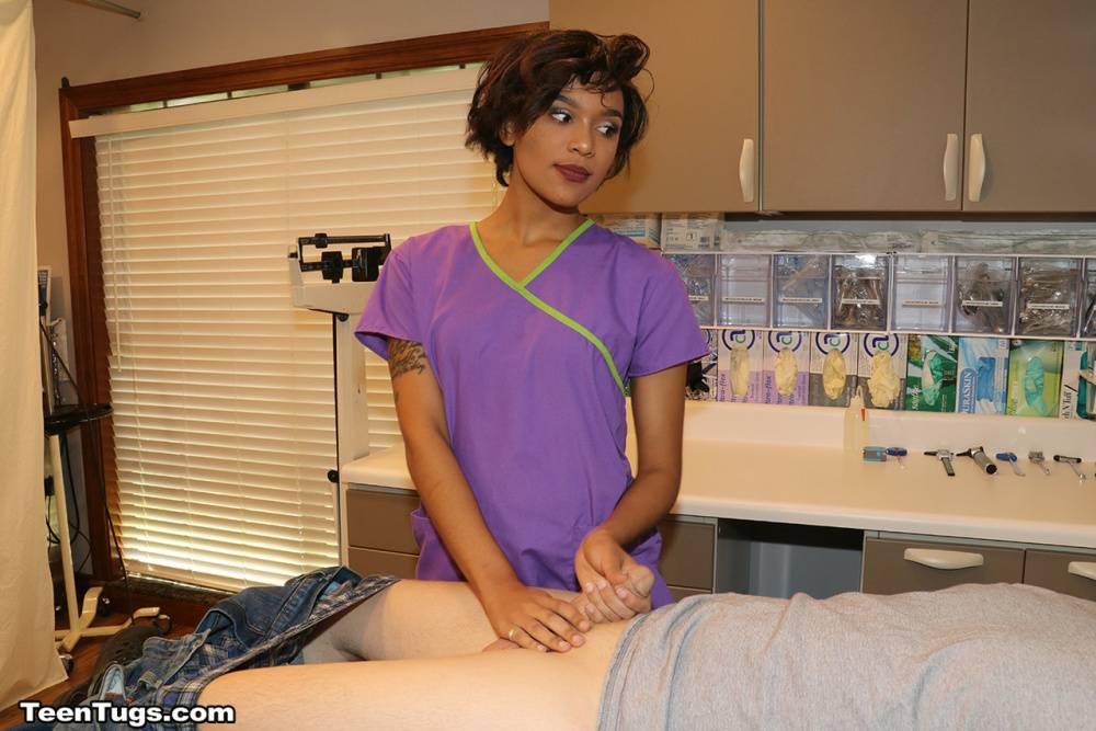 Fully clothed nurse dons latex gloves before giving a handjob at work | Photo: 1402769