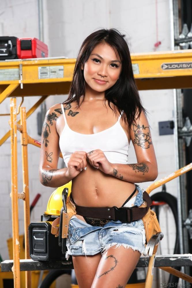 Interracial lesbians Gogo Fukme & Yumi Sin have sex on scaffolding at work | Photo: 1404168