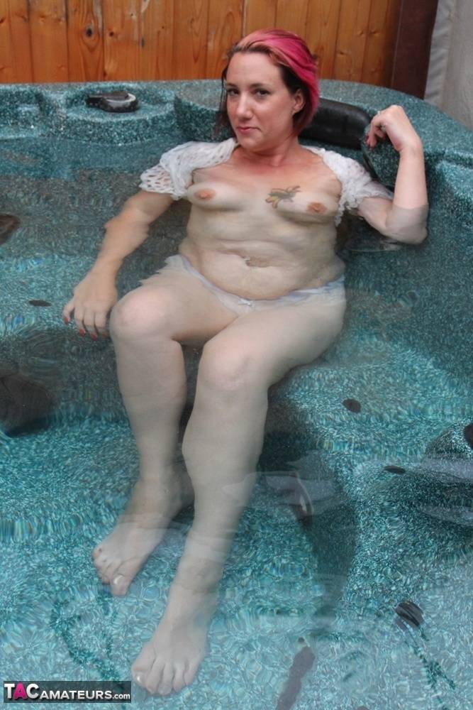 Plump amateur removes a mesh top while relaxing in an outdoor hot tub | Photo: 1406139