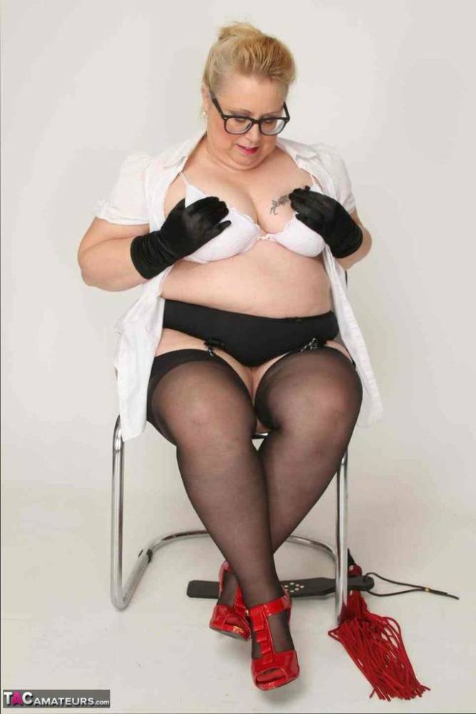 Obese UK blonde Lexie Cummings displays her pierced twat in gloves and nylons | Photo: 1412847