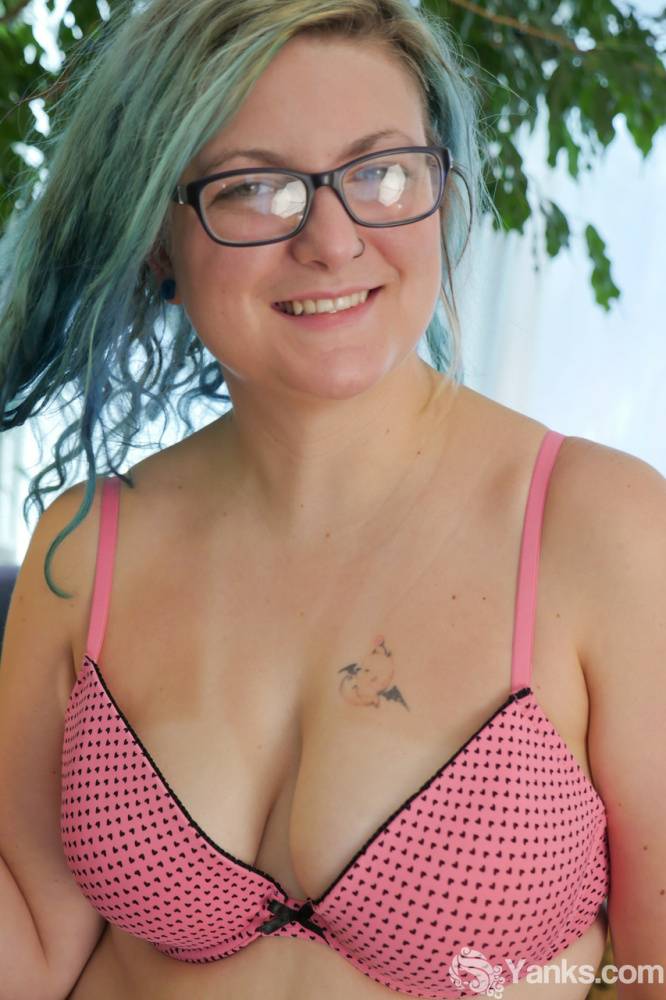 Plump first timer Blue Ruin sports dyed hair while toying her twat on a sofa - #4