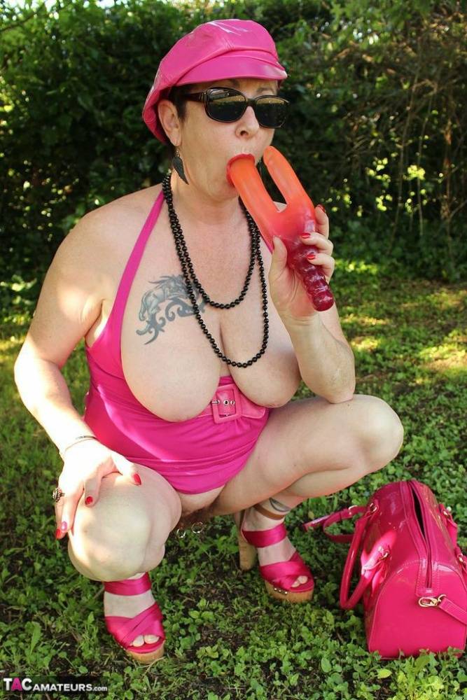 Older amateur Mary Bitch dildos her natural pussy in the shade on a lawn - #10