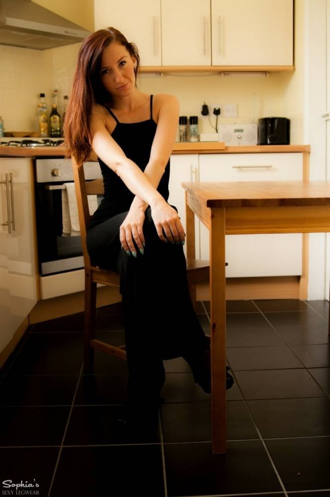 British glamour model Sophia Smith strips to sexy stockings in her kitchen | Photo: 1427908