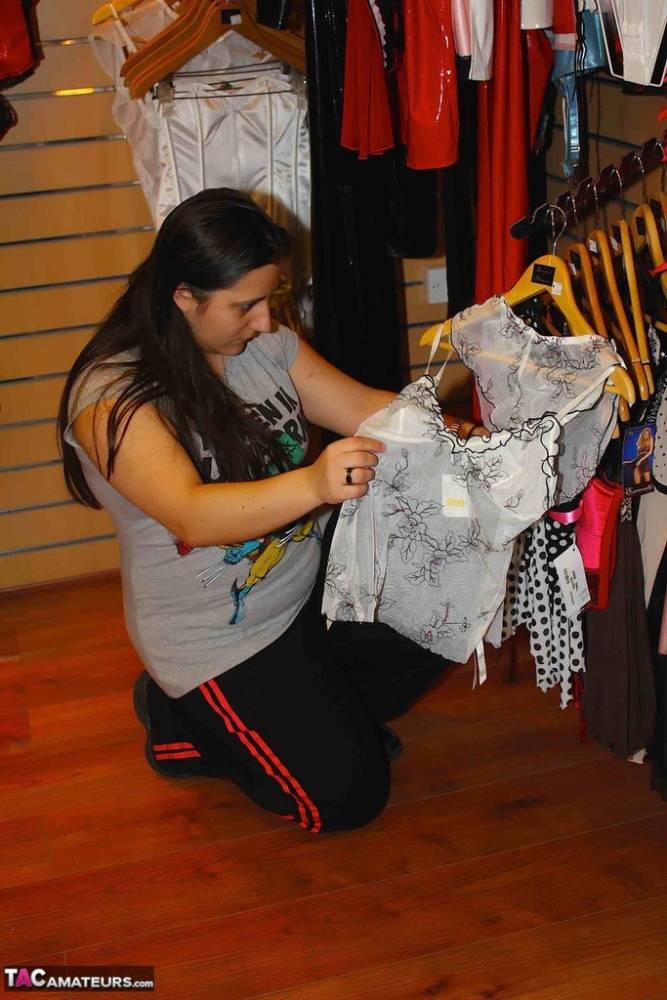 Fat amateur Kimberly Scott changes into lingerie inside a XXX store | Photo: 1428535