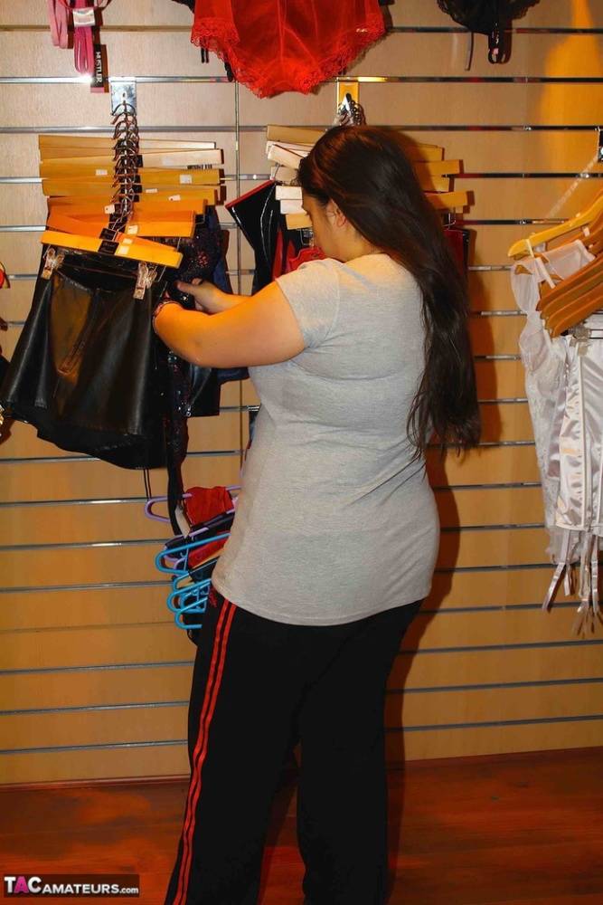Fat amateur Kimberly Scott changes into lingerie inside a XXX store - #13
