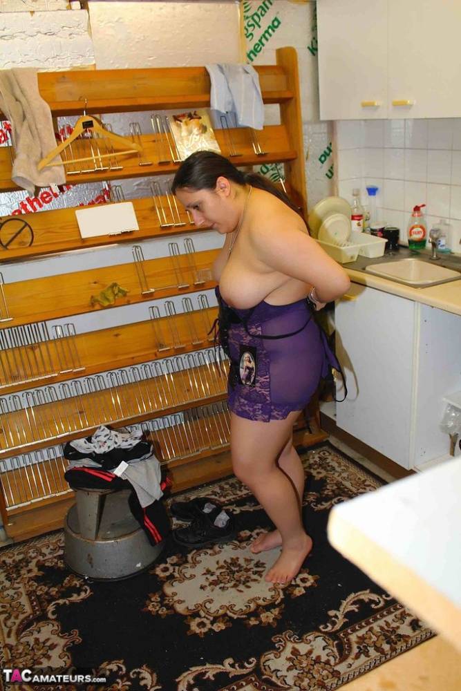 Fat amateur Kimberly Scott changes into lingerie inside a XXX store | Photo: 1428529