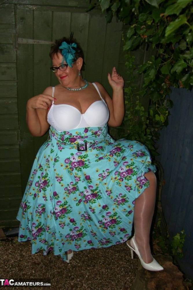 Amateur fatty Warm Sweet Honey exposes her large breasts on backyard patio | Photo: 1431687