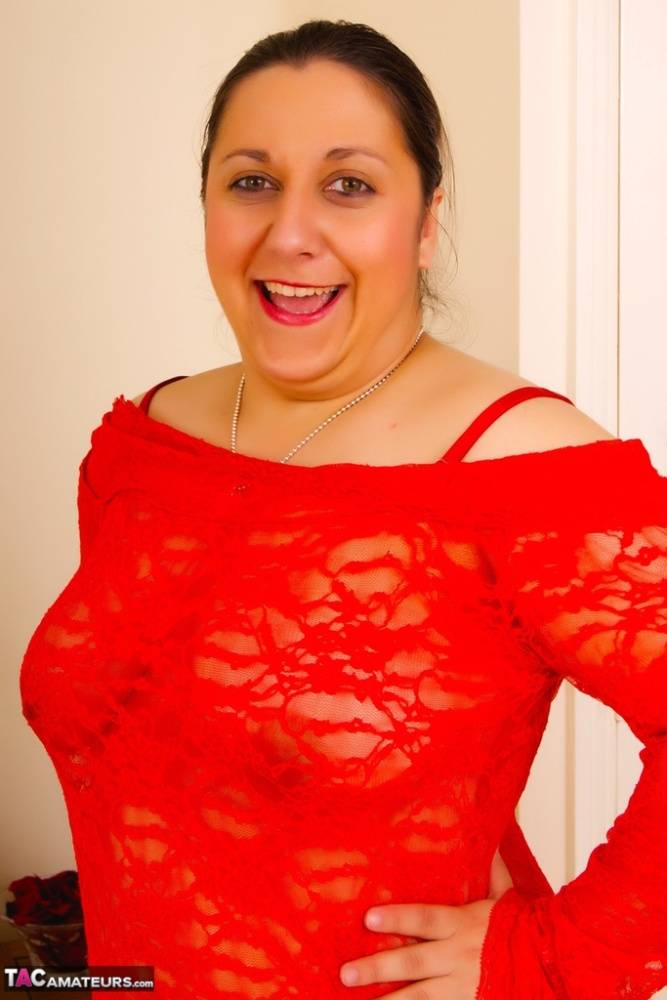 Amateur plumper Kimberly Scott looses her natural tits from a red dress - #3