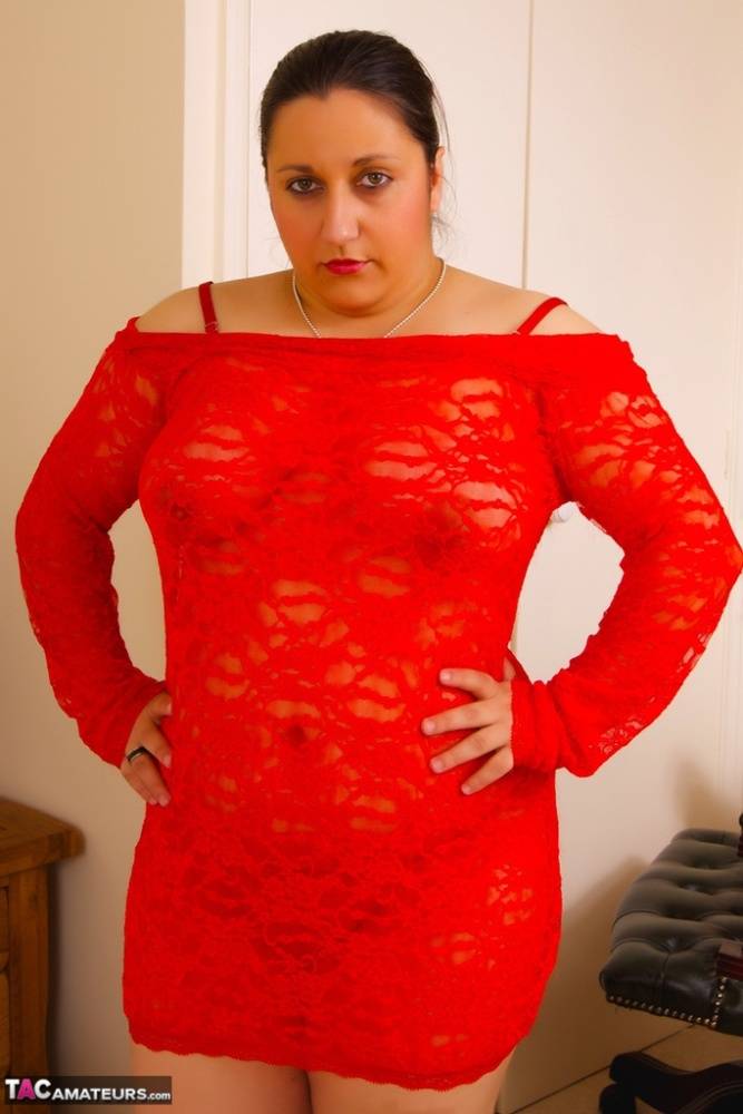 Amateur plumper Kimberly Scott looses her natural tits from a red dress - #8