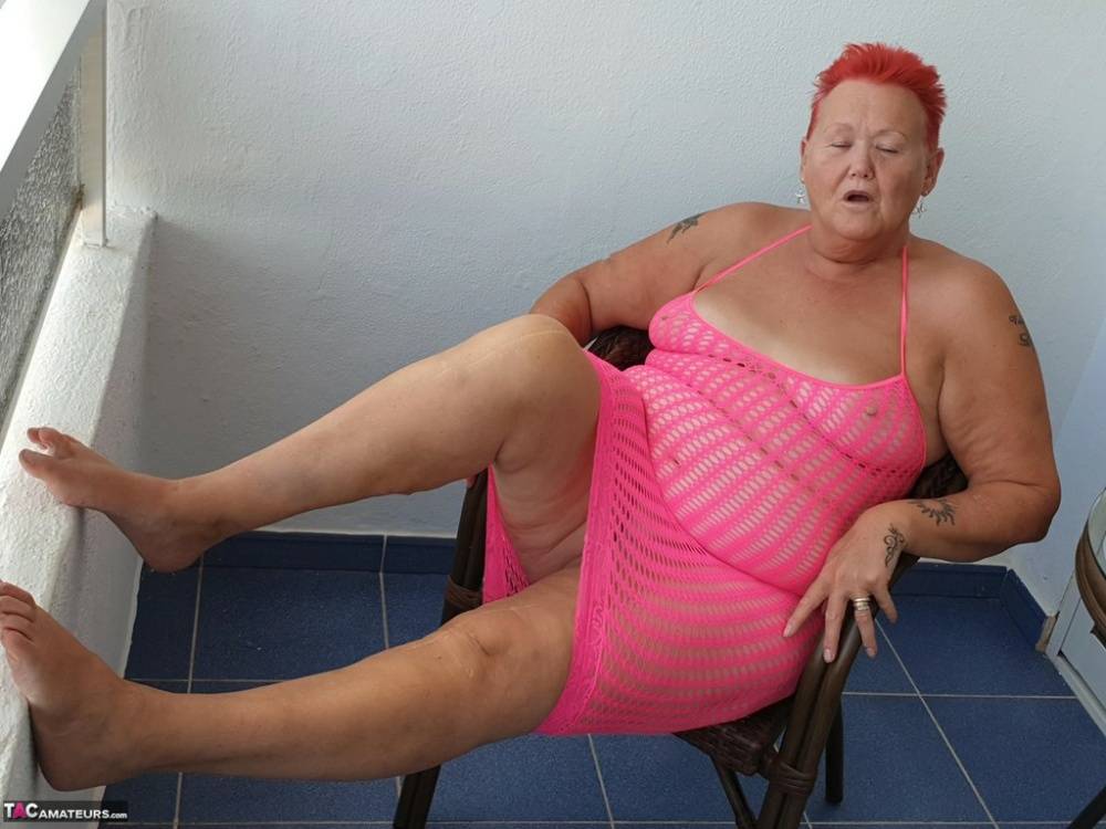 Fat nan with short red hair finger spreads her pussy on oceanside balcony | Photo: 1437551