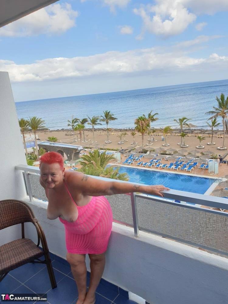 Fat nan with short red hair finger spreads her pussy on oceanside balcony | Photo: 1437563