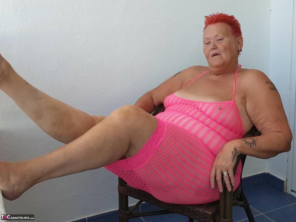 Fat nan with short red hair finger spreads her pussy on oceanside balcony | Photo: 1437571
