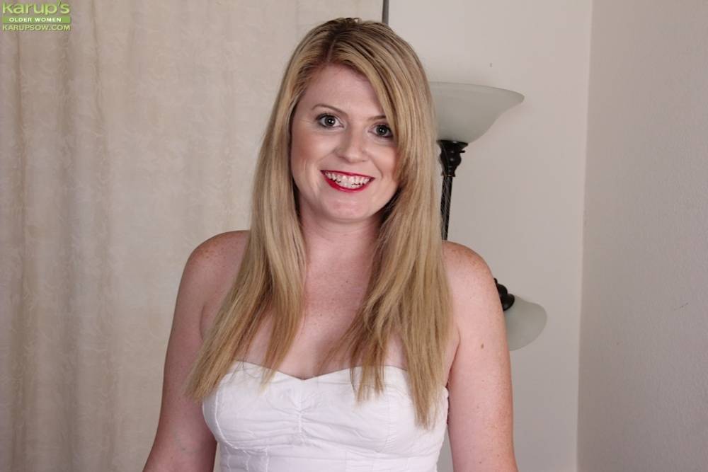 Smiling blonde mature Lexi Moore fucks her tight hole using dildo - #5