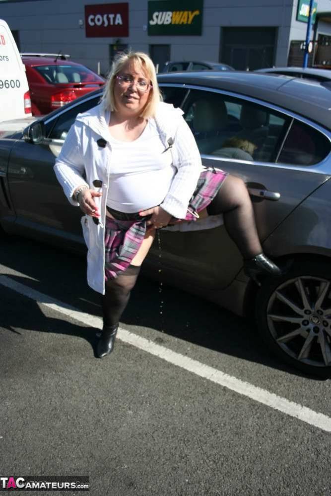 Obese blonde Lexie Cummings sports a butt plug while pissing in a parking lot | Photo: 1442918