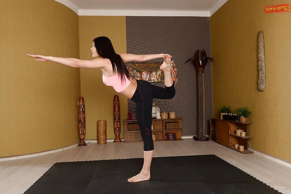 Barefoot brunette babe Kitana Lure striking sexy poses in yoga pants - #12