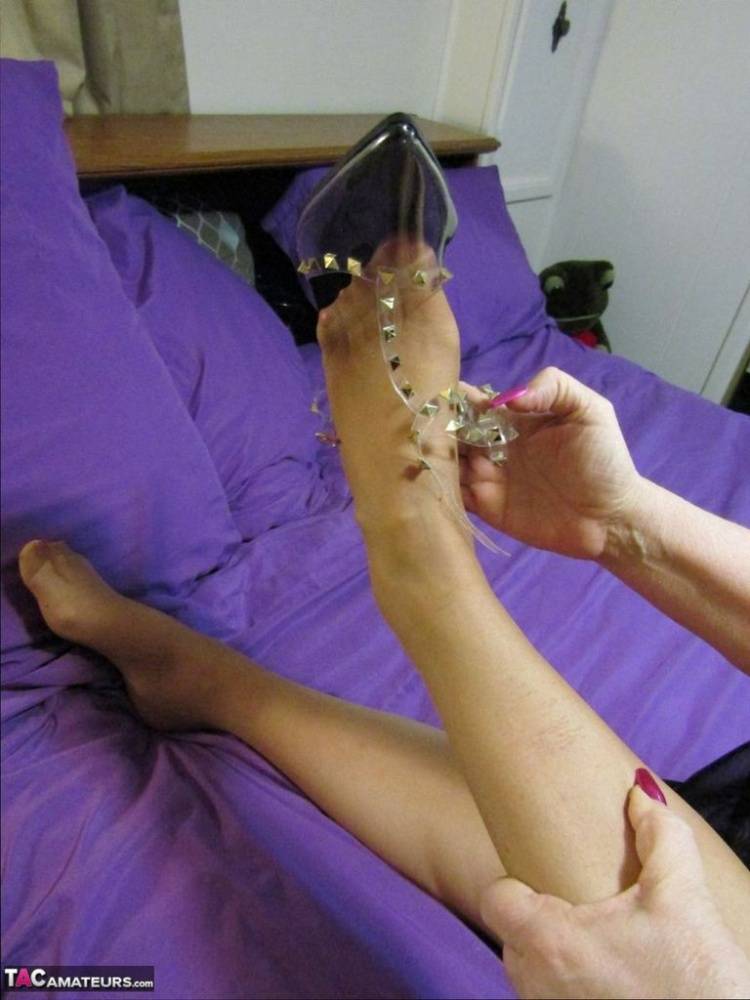 Old woman Bunny Gram shows her hose covered pussy on a bed in pointy shoes - #13