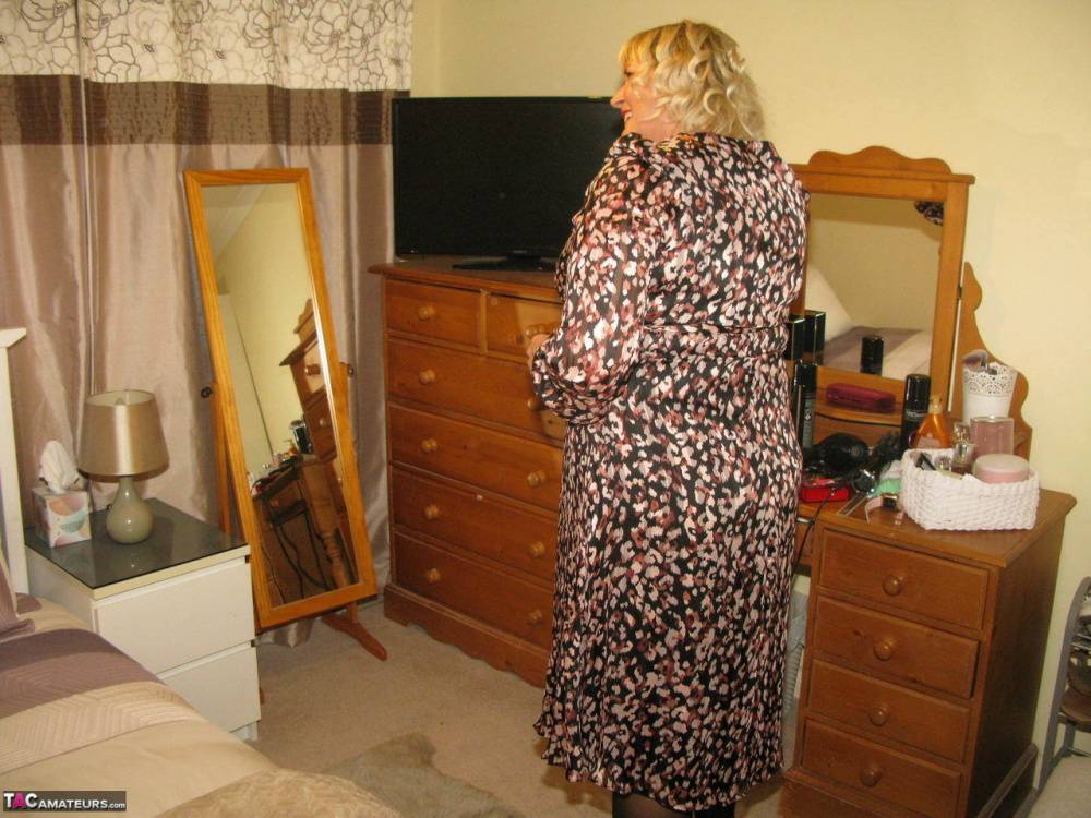 Older blonde fatty Chrissy Uk parts her labia lips on a chair in her bedroom | Photo: 1462478
