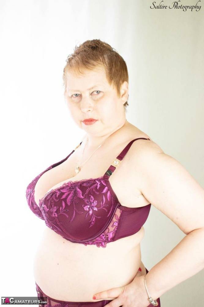 Older plumper Posh Sophia looses her large boobs from a brassiere | Photo: 1468491