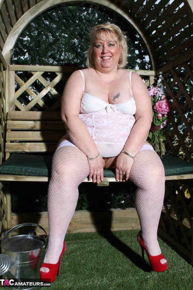 Fat blonde Lexie Cummings dildos her pierced pussy in a garden setting - #5
