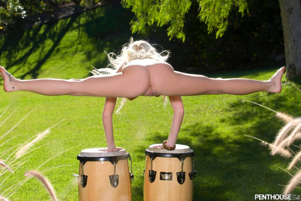 Sexy blonde Madison Scott shows off her flexibility while naked in the yard - #3