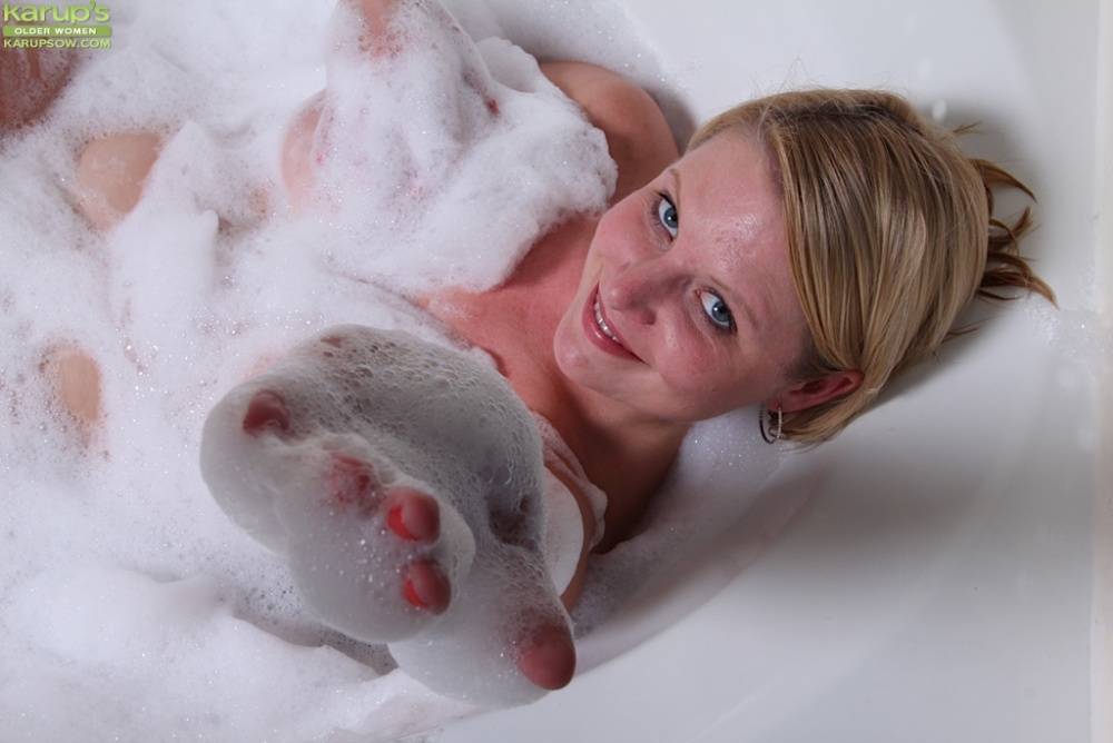 Chubby mature dame Lynn Miller showing off big wet boobs in bathtub | Photo: 1500867