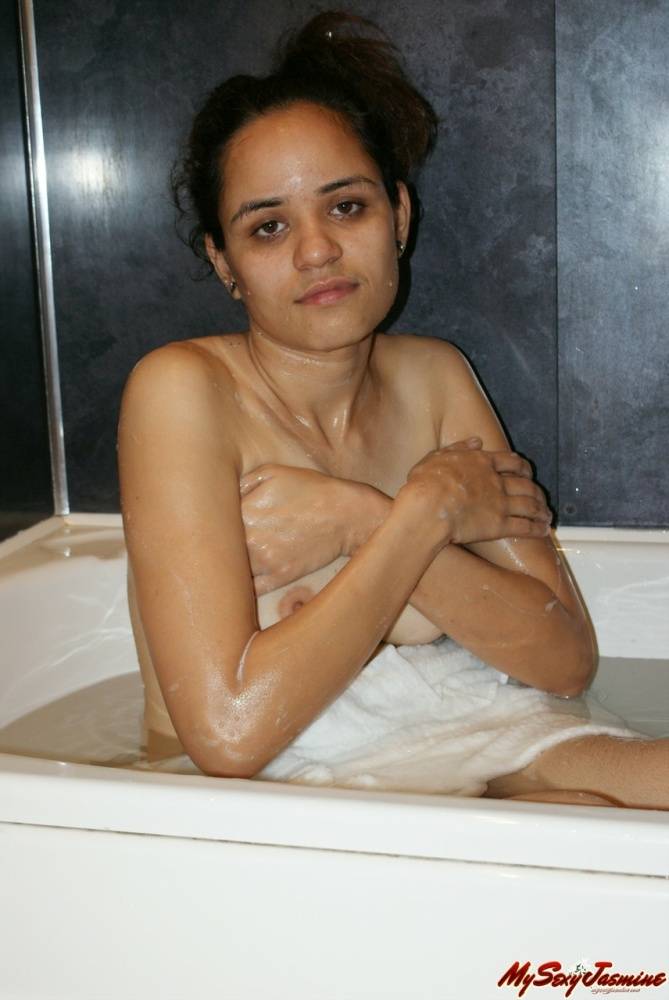 Indian woman displays her natural breasts while in a bathtub | Photo: 1501798
