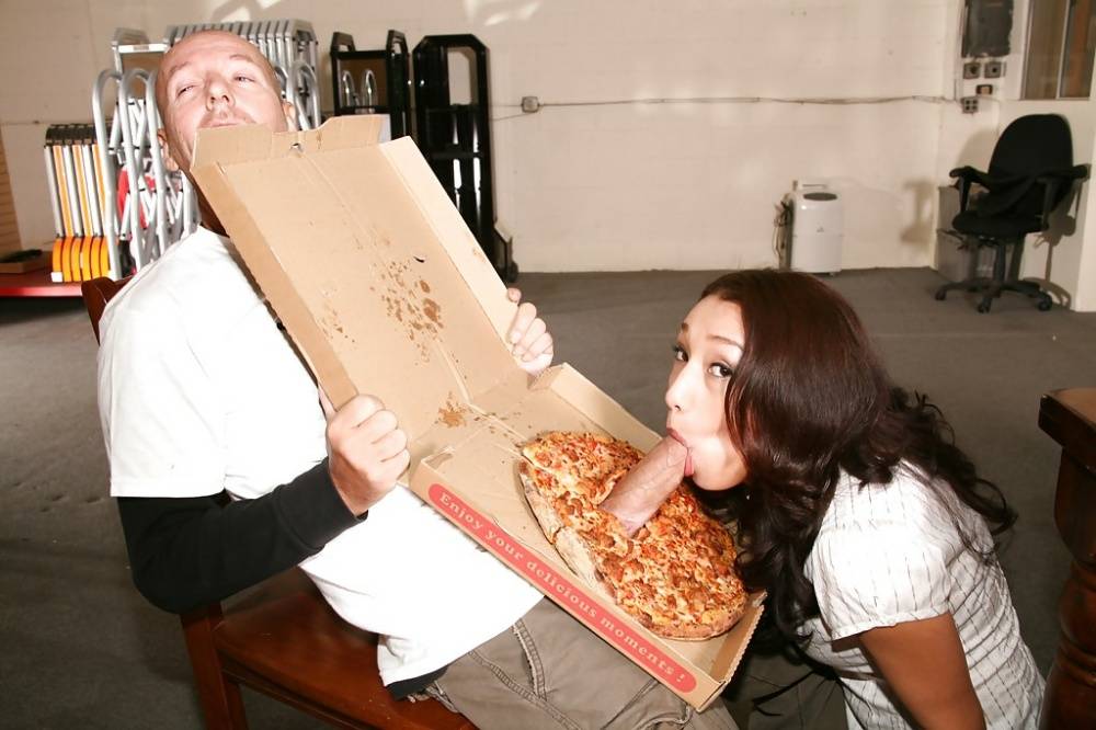 Naughty latina chick Vicki Chase sucks and fucks a pizza guy's hard prick | Photo: 1502824