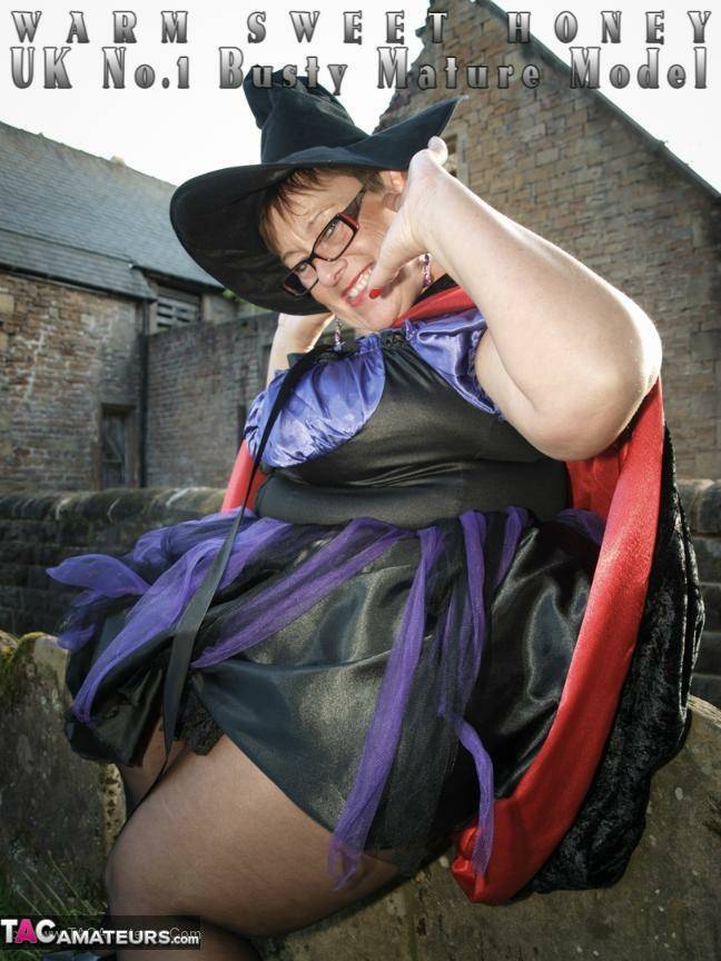 Obese amateur Warm Sweet Honey frees her tits and twat from cosplay apparel | Photo: 1515489
