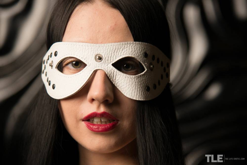 Tall teen Veronica Snezna toys her bald pussy wearing a masquerade mask | Photo: 1516729