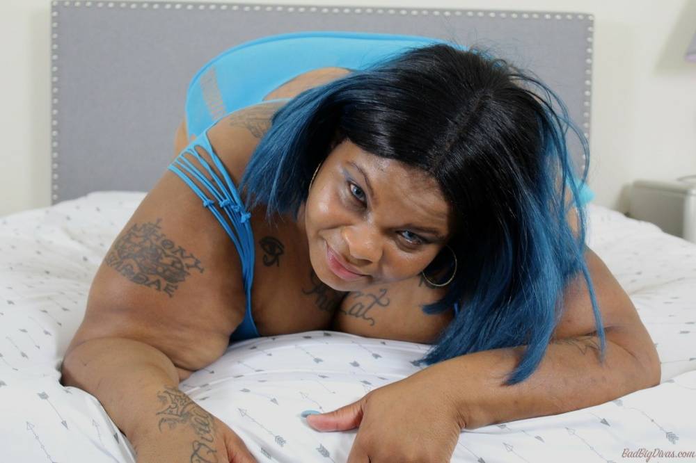 Obese black amateur Carmel Squirtz fingers her shaved vagina on a bed - #8